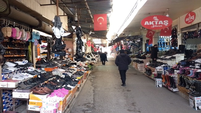 ARASTA KIRMIZI BEYAZA BÜRÜNDÜ